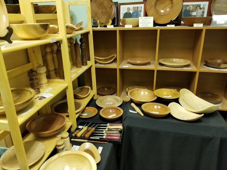 http://www.inroadstour.ca/kw_ornaments.JPG